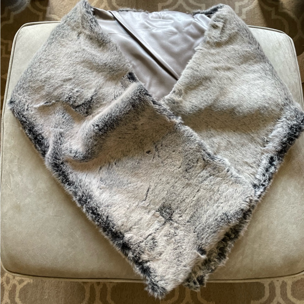 Jules Veils Faux Fur Shawl
